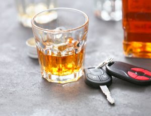 Unfall auf dem Heimweg: Autoschlüssel liegen neben Glas mit alkoholischem Getränk