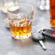 Unfall auf dem Heimweg: Autoschlüssel liegen neben Glas mit alkoholischem Getränk
