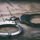 Strafe für Polizeibeamte: Handschellen liegen auf Boden