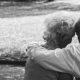 Unterbringung im Alten-/Pflegeheim: Ehepaar sitzt auf Bank im Pflege-/Altenheim